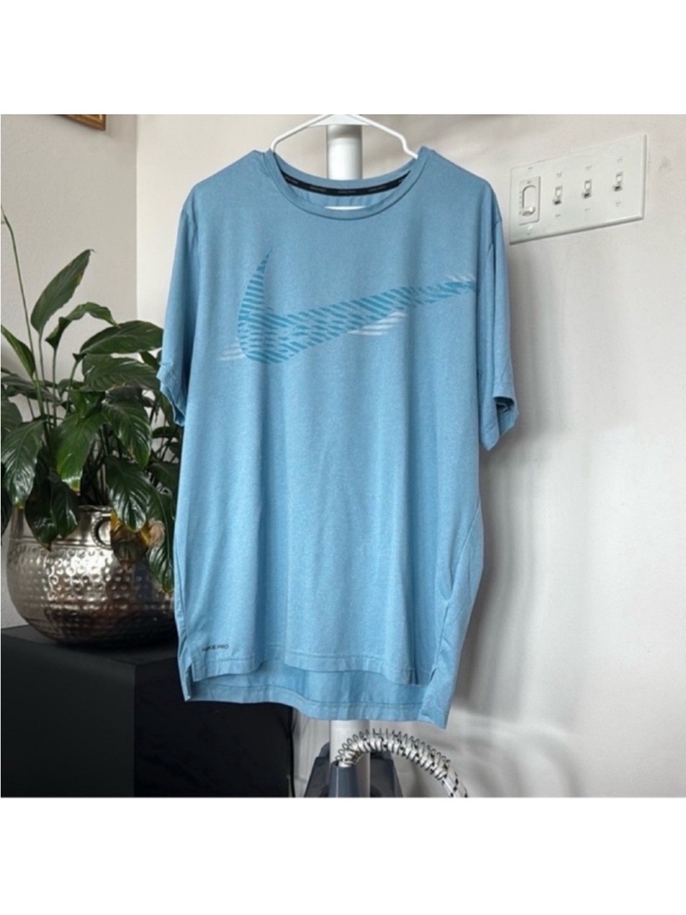Nike pro Dri fit T shirt/Tee/Top Sz L Standard fit lightweight Blue Swoosh Logo